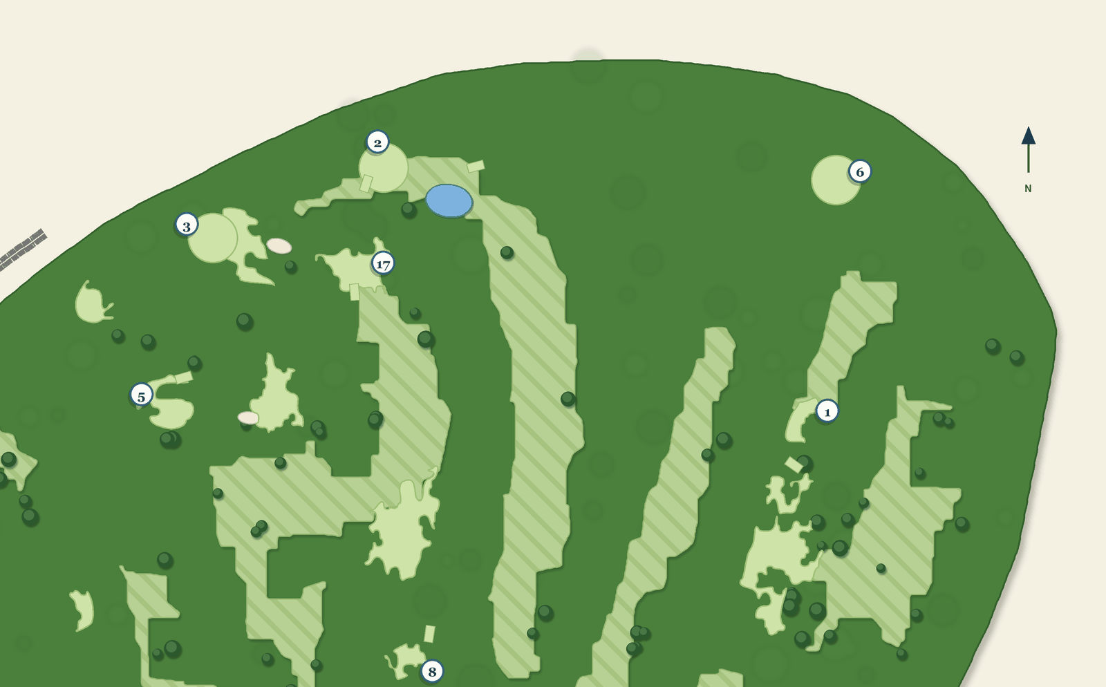 Plano de campo de golf levantado desde imagen satelital: fairways, greens, laguna y hoyos numerados